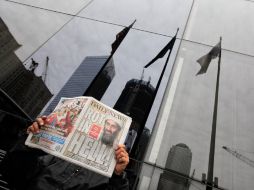 Un hombre lee un periódico en el sitio del World Trade Center en Nueva York. REUTERS  /