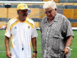 El técnico de Tigres, Ricardo Ferretti, y Carlos Miloc, durante una sesión de entrenamiento. MEXSPORT  /