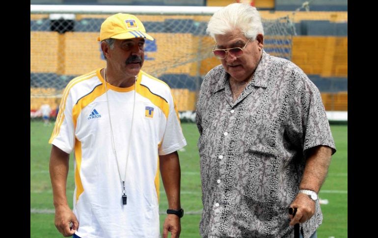 El técnico de Tigres, Ricardo Ferretti, y Carlos Miloc, durante una sesión de entrenamiento. MEXSPORT  /