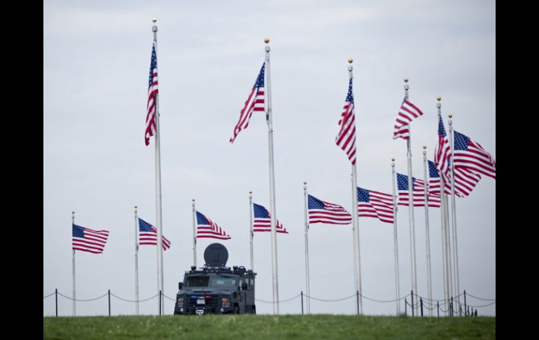 Un auto blindado en el monumento Washington, en la capital de EU. La seguridad en el país se reforzó tras la muerte de Bin Laden. AFP  /