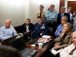 En la imagen se observa a Barack Obama y Hillary Clinton observando en tiempo real la incursión contra Osama Bin Laden.AFP  /