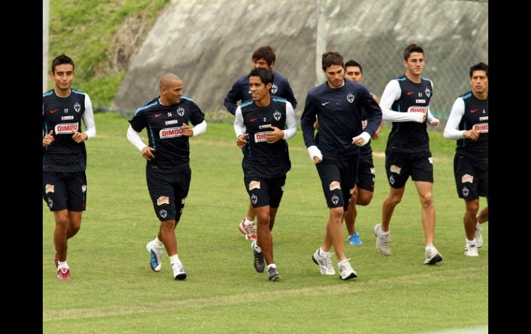 Los jugadores de Rayados de Monterrey se preparan para el partido ante Pumas. MEXSPORT  /