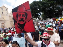 Simpatizantes de Manuel Zelaya muestran pancartas con su imagen durante una marcha realizada el domingo en Honduras. REUTERS  /