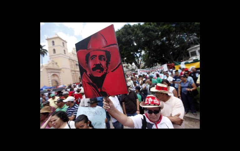 Simpatizantes de Manuel Zelaya muestran pancartas con su imagen durante una marcha realizada el domingo en Honduras. REUTERS  /