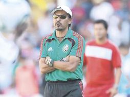 El timonel del ''Tri'' Sub-17, Raúl Gutiérrez, observa el partido que su equipo ganó 1-0 a EU. MEXSPORT  /