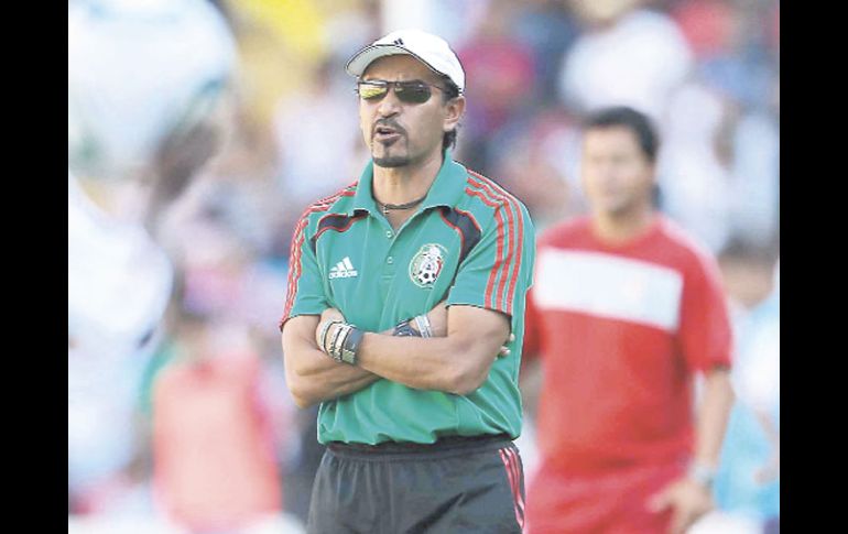 El timonel del ''Tri'' Sub-17, Raúl Gutiérrez, observa el partido que su equipo ganó 1-0 a EU. MEXSPORT  /