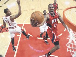 Jeff Teague (de rojo), de los Halcones de Atlanta, encesta un balón en la canasta de los Bulls. REUTERS  /