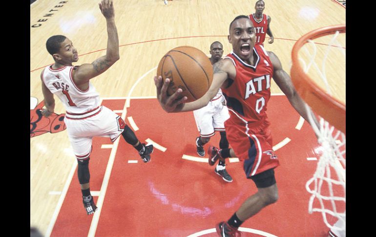 Jeff Teague (de rojo), de los Halcones de Atlanta, encesta un balón en la canasta de los Bulls. REUTERS  /