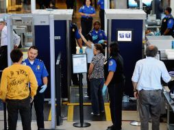 Elementos de la Administración de Seguridad y Transporte revisan minuciosamente el Aeropuerto Internacional de Los Ángeles. AFP  /