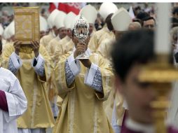 Empleados de la Fábrica de San Pedro transfirieron el féretro desde el altar mayor de la basílica hasta la capilla. AP  /