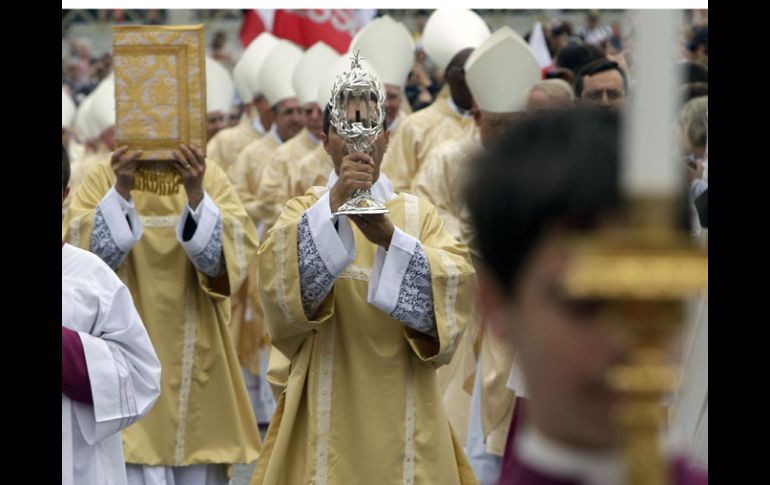 Empleados de la Fábrica de San Pedro transfirieron el féretro desde el altar mayor de la basílica hasta la capilla. AP  /