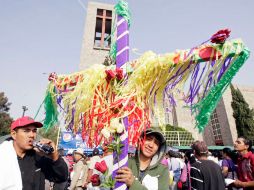 Festejan aunque las condiciones laborales y económicas no son óptimas, comentan los trabajadores de la construcción. ARCHIVO  /