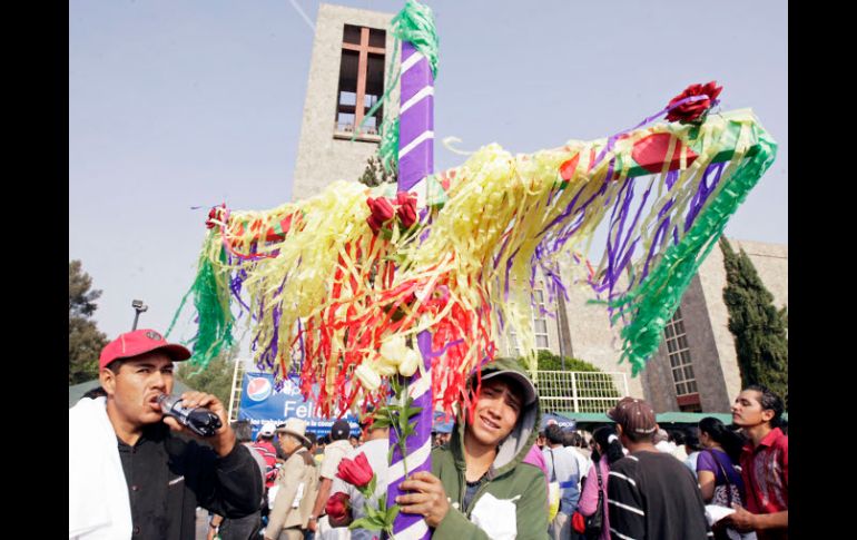 Festejan aunque las condiciones laborales y económicas no son óptimas, comentan los trabajadores de la construcción. ARCHIVO  /