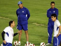 Enrique Meza observa en trabajo de sus jugadores en una práctica del equipo cementero. MEXSPORT  /