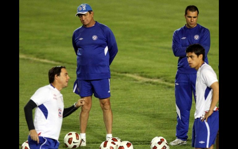 Enrique Meza observa en trabajo de sus jugadores en una práctica del equipo cementero. MEXSPORT  /