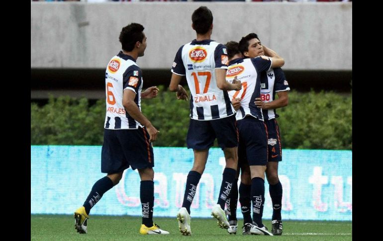 Los jugadores del Monterrey festejando una anotación en la última fecha del Clausura 2011. MEXSPORT  /