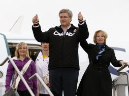 El reelecto primer ministro de Canadá, Stephen Harper, saluda a sus partidarios mientras desciende de un avión hoy. REUTERS  /