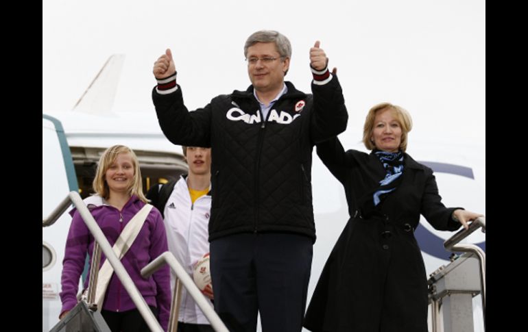 El reelecto primer ministro de Canadá, Stephen Harper, saluda a sus partidarios mientras desciende de un avión hoy. REUTERS  /