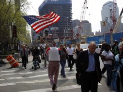 Un ciudadano lleva una bandera de EU en la zona cero de Nueva York, para festejar la muerte de Bin Laden. REUTERS  /