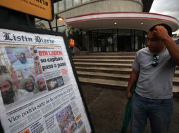 Un hombre mira un periódico con noticias sobre la muerte de Bin Laden en Costa Rica. La noticia dio la vuelta al mundo.  EFE  /