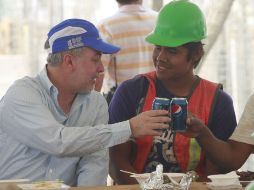 El gobernador y varios trabajadores de la construcción celebran el Día de la Cruz con una comida. M. FREYRÍA  /