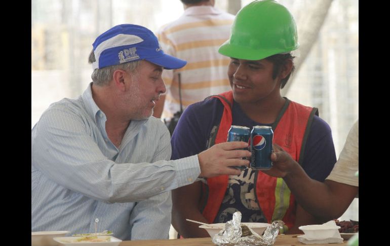 El gobernador y varios trabajadores de la construcción celebran el Día de la Cruz con una comida. M. FREYRÍA  /