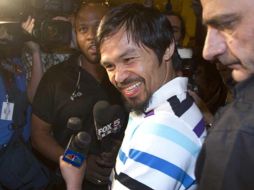 Manny Pacquiao repartio firmas a sus seguidores en el hotel de Las Vegas. AP  /