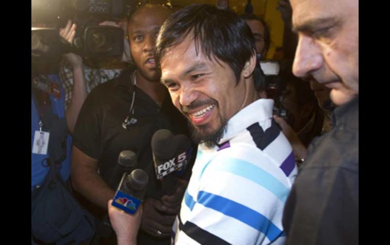 Manny Pacquiao repartio firmas a sus seguidores en el hotel de Las Vegas. AP  /