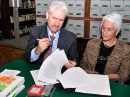 Aurelio Martín, representante de la Fundación Cátedra del Exilio y Julieta Gil Elorduy, directora de la BNAH. EL UNIVERSAL  /