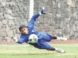 El portero celeste, José de Jesús Corona se lanza para intentar atajar la pelota durante la práctica del Cruz Azul, ayer. MEXSPORT  /