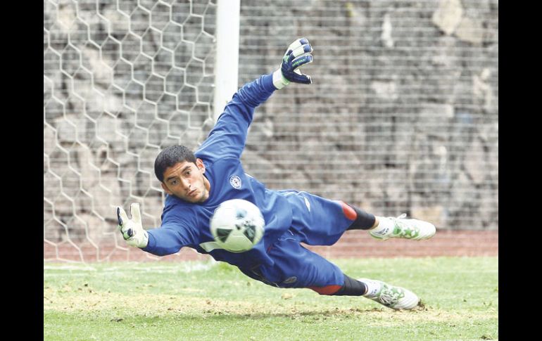 El portero celeste, José de Jesús Corona se lanza para intentar atajar la pelota durante la práctica del Cruz Azul, ayer. MEXSPORT  /