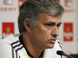 José Mourinho, técnico de los ''merengues'', colgado de un árbol... con su propia lengua a guisa de lazo. ARCHIVO  /