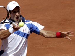 El tenista serbio Novak Djokovic golpea la bola ante el sudafricano Kevin Anderson, durante el partido de segunda ronda del torneo. EFE  /