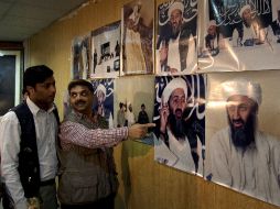 El fotógrafo pakistaní, Mazhar Ali Khan, muestra las fotografías que tomó del líder de la organización Al Qaeda. AP  /