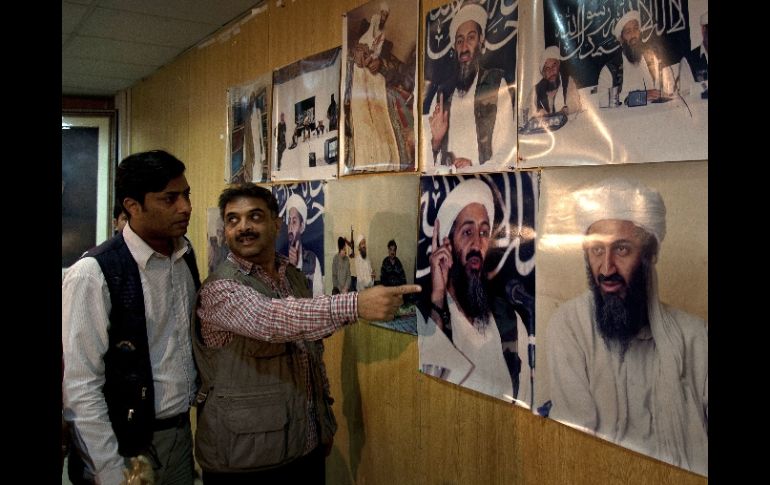 El fotógrafo pakistaní, Mazhar Ali Khan, muestra las fotografías que tomó del líder de la organización Al Qaeda. AP  /