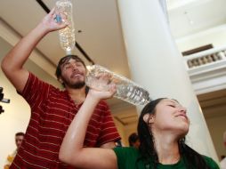 Con el lema 'Empápate de momentos', varios jóvenes llevaron botellas de agua para mojarse el cuerpo durante la presentación. A GARCÍA  /