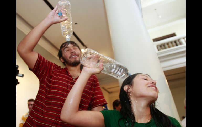 Con el lema 'Empápate de momentos', varios jóvenes llevaron botellas de agua para mojarse el cuerpo durante la presentación. A GARCÍA  /