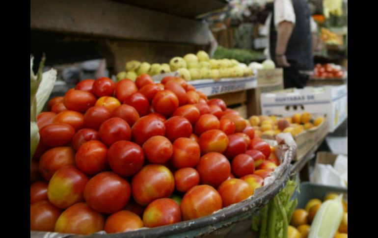 El precio por kilogramo de jitomate va de los 20 a los 40 pesos. ARCHIVO  /