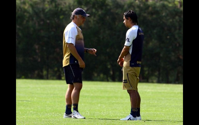 El técnico de Pumas, Guillermo Vázquez, durante una sesión de entrenamiento. MEXSPORT  /