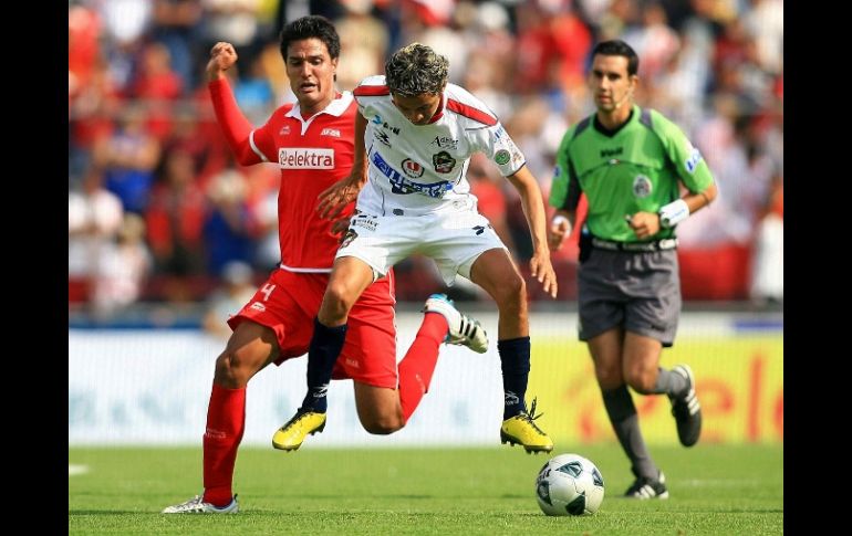 Luis Silva de Atlante UTN y José Luis López (D) de Irapuato durante las semifinales de la Liguilla se Ascenso. MEXSPORT  /