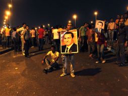 Simpatizantes del ex presidente celebran un año más de vida del Hosni, en el Centro de El Cairo. REUTERS  /