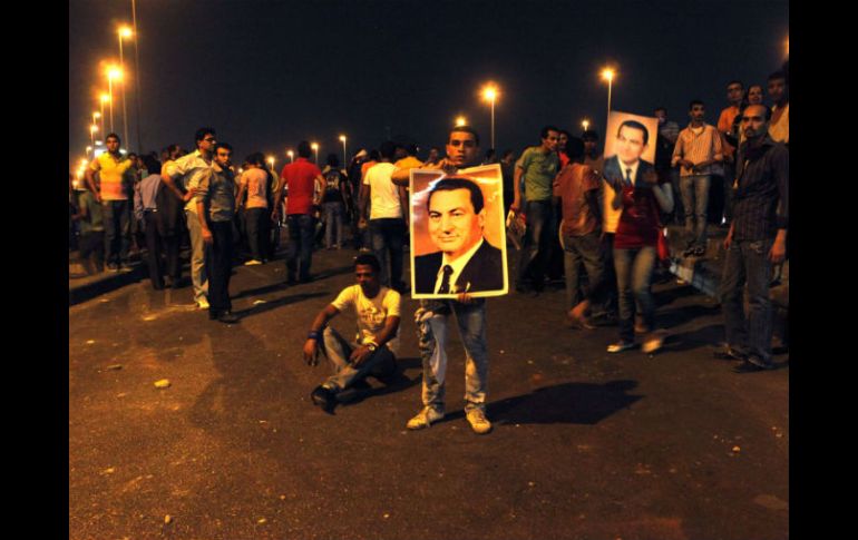 Simpatizantes del ex presidente celebran un año más de vida del Hosni, en el Centro de El Cairo. REUTERS  /