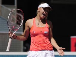 Caroline Wozniacki se muestra frustrada por no poder avanzar en el Masters 1000 de la WTA. AFP  /