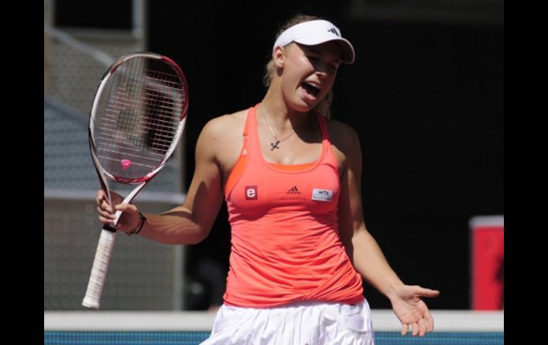 Caroline Wozniacki se muestra frustrada por no poder avanzar en el Masters 1000 de la WTA. AFP  /