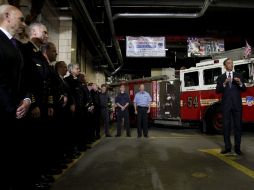 Obama (der.) hizo una visita a un cuartel de bomberos en Manhattann. EFE  /