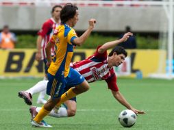 Jonny Magallón cae ante la marca de Lucas Lobos en el estadio Omnilife. EFE  /