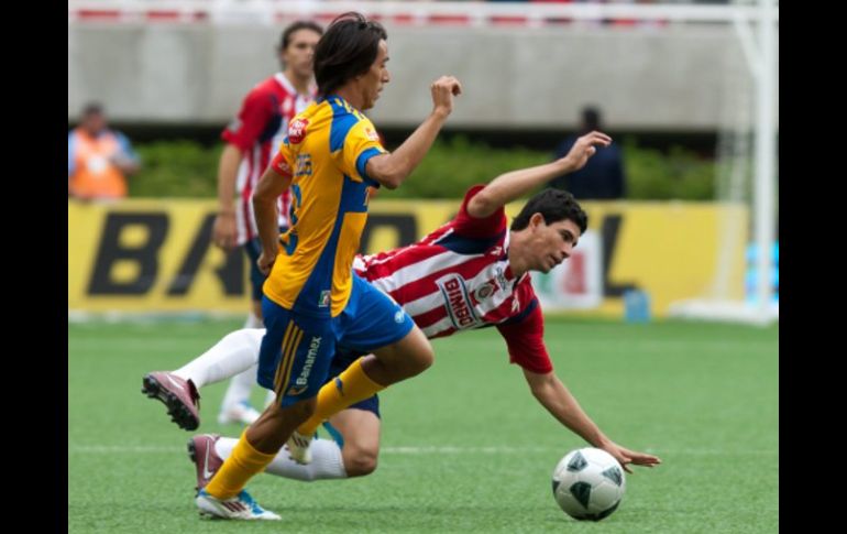 Jonny Magallón cae ante la marca de Lucas Lobos en el estadio Omnilife. EFE  /