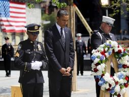 Obama se inclinó y observó un minuto de silencio en su primera visita al sitio como presidente. AFP  /