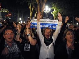 Partidarios de Bildu celebran el fallo del Tribunal Constitucional español. EFE  /