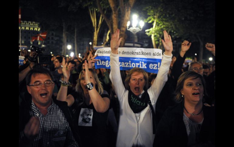 Partidarios de Bildu celebran el fallo del Tribunal Constitucional español. EFE  /